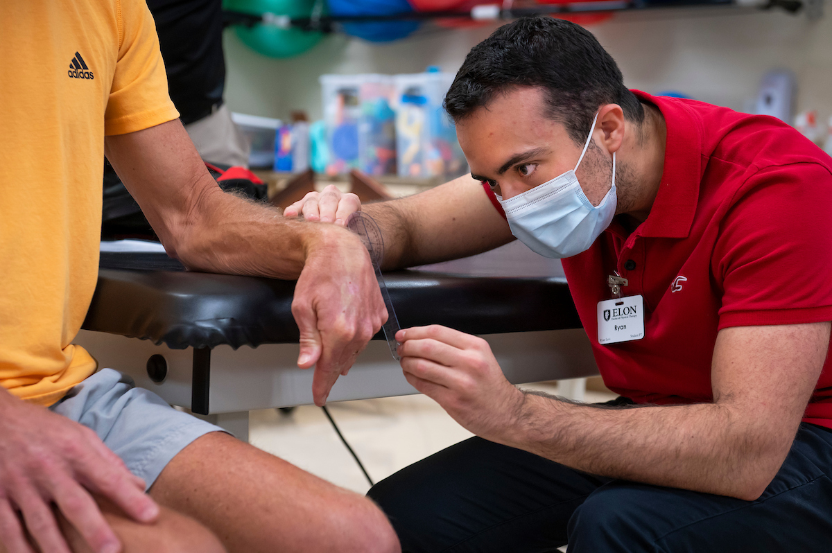 Elon DPT students in clinic